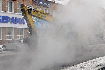 Image showing the excavator digs out break on a heating main.