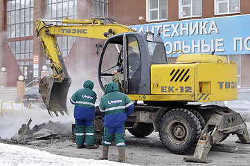 Image showing the excavator digs out break on a heating main.