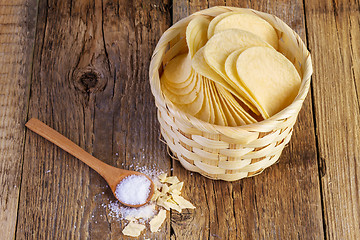 Image showing potato chips in a wooden basket