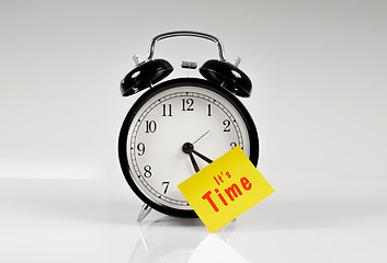 Image showing Alarm clock with a yellow note