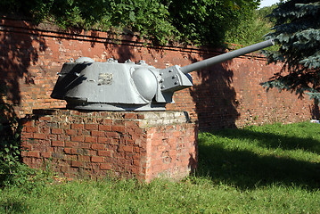 Image showing Old gun near the wall