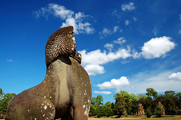 Image showing Lion statue facing the Prasat Suor Prats