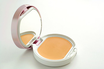 Image showing The facepowder, vanity case