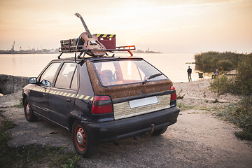 Image showing Old rusted hippie car freedom concept on coast