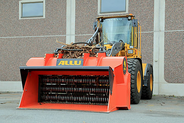 Image showing ALLU Screener Crusher Bucket Mounted to a Volvo Wheel Loader