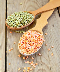 Image showing Lentils red and green in spoon on wooden board