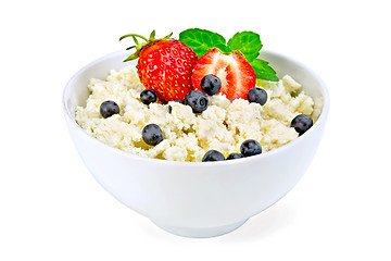 Image showing Curd in bowl with strawberries and blueberries