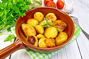 Image showing Potatoes fried in ceramic pan on light board