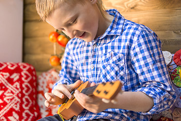 Image showing Teen boy with guitar 