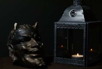 Image showing devilshead in lantern light