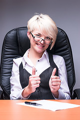 Image showing Beautiful smiling business woman shows thumb up