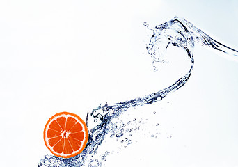 Image showing grapefruit in spray of water