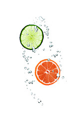 Image showing slice of grapefruit and lime in water