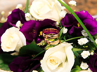 Image showing wedding rings and roses arrangements