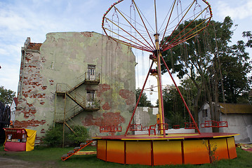 Image showing Old house and park