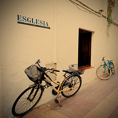 Image showing two bicycles at a white wall