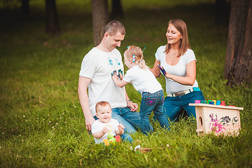 Image showing Happy family with nesting box and paints