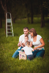 Image showing Happy family with nesting box and paints