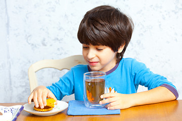 Image showing child drinks morning beverage