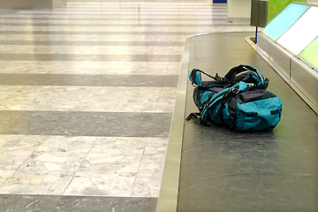 Image showing backpack on conveyor