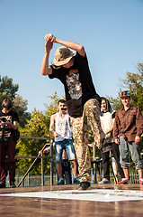 Image showing Artist break dance