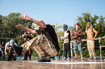 Image showing Artist break dance