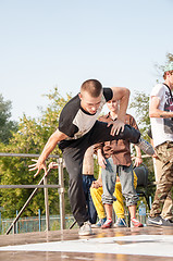 Image showing Artist break dance