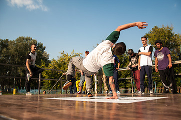Image showing Artist break dance