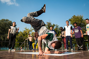 Image showing Artist break dance