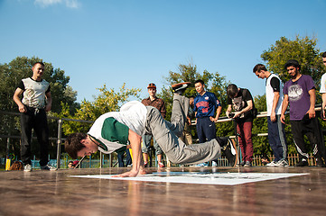 Image showing Artist break dance