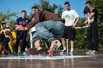 Image showing Artist break dance