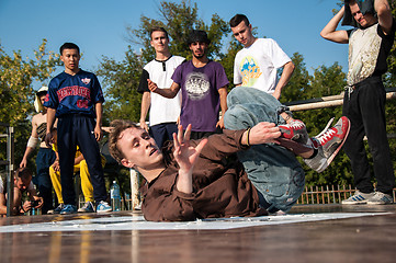 Image showing Artist break dance