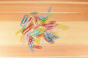 Image showing Large and small coloured paper clips 