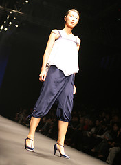 Image showing Model walking the catwalk at Seoul Collection (Fashion Week) 08