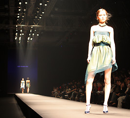 Image showing Model walking the catwalk at Seoul Collection (Fashion Week) 08