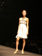 Image showing Model walking the catwalk at Seoul Collection (Fashion Week) 08