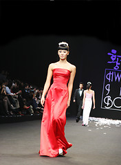 Image showing Wedding dress model walking the catwalk at Seoul Collection (Fas