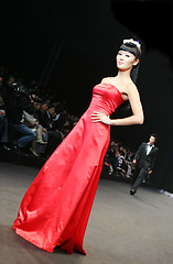 Image showing Model walking the catwalk at Seoul Collection (Fashion Week) 08