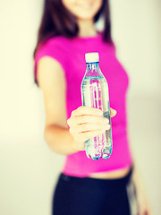 Image showing sporty woman with bottle of water