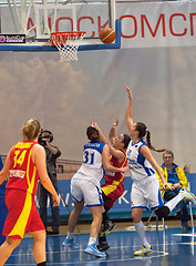 Image showing A. Petrakova (31) and I. Sokolovskaya (13) under the basket