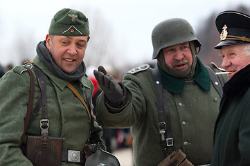 Image showing German oficers talk