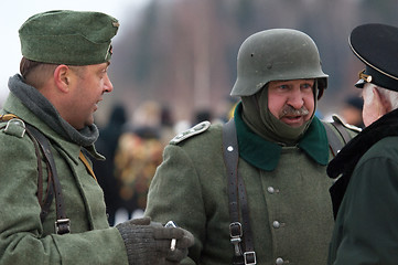 Image showing German oficers talk