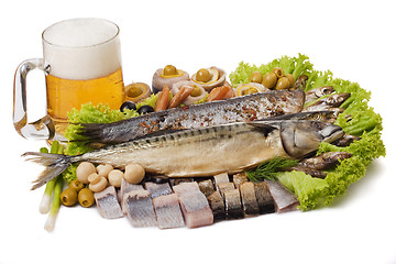 Image showing A Goblet of beer and a fish set