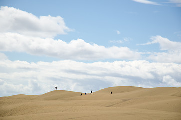 Image showing Tourits silhouettes in the desert