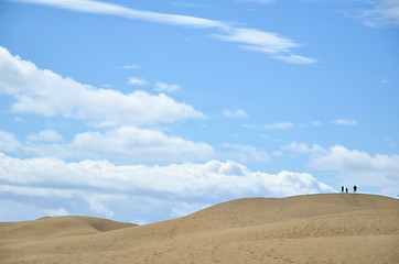 Image showing Tourists sillhouettes at the dunes