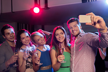 Image showing friends with glasses and smartphone in club