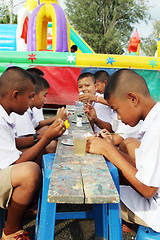 Image showing Thai school students painting during art class - EDITORIAL ONLY.