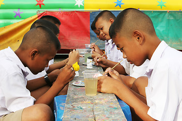 Image showing Thai school students painting during art class - EDITORIAL ONLY.