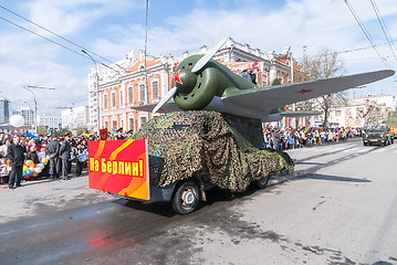 Image showing Truck with model of I-16 plane prepares for parade