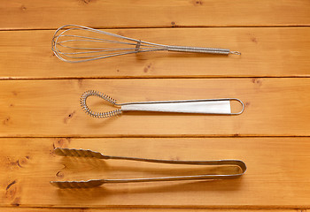 Image showing Balloon and sauce whisks and metal tongs